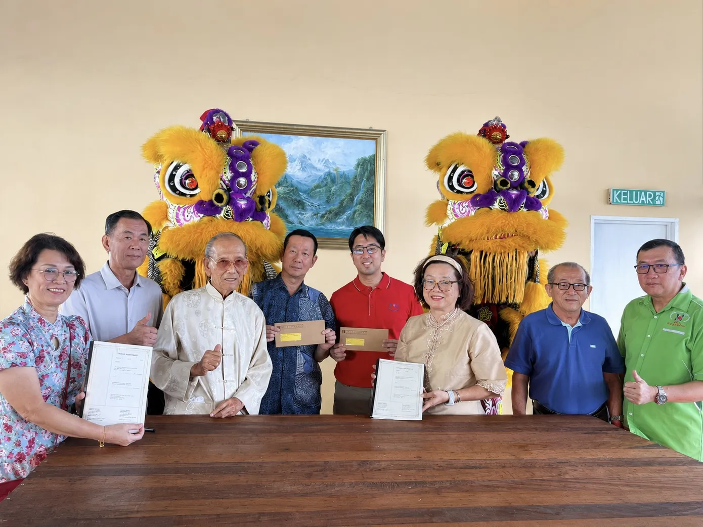 Mdm Yeo Eng Lam (3rd from right) during the signing ceremony at JR Segamat Care Centre (JRSC).